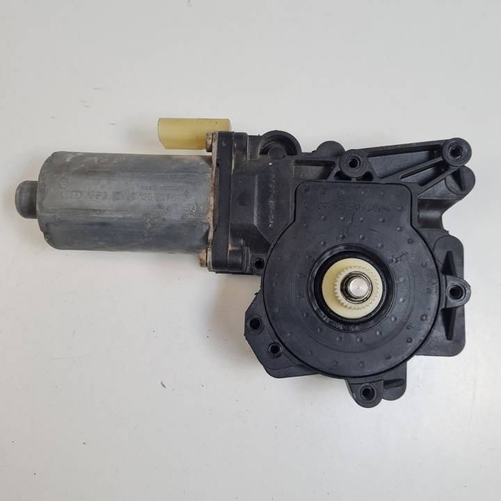 MOTOR ELEVALUNAS DELANTERO IZQUIERDO 0130821682 FORD FIESTA BERLINA (DX) Autodesguaces Alicante
