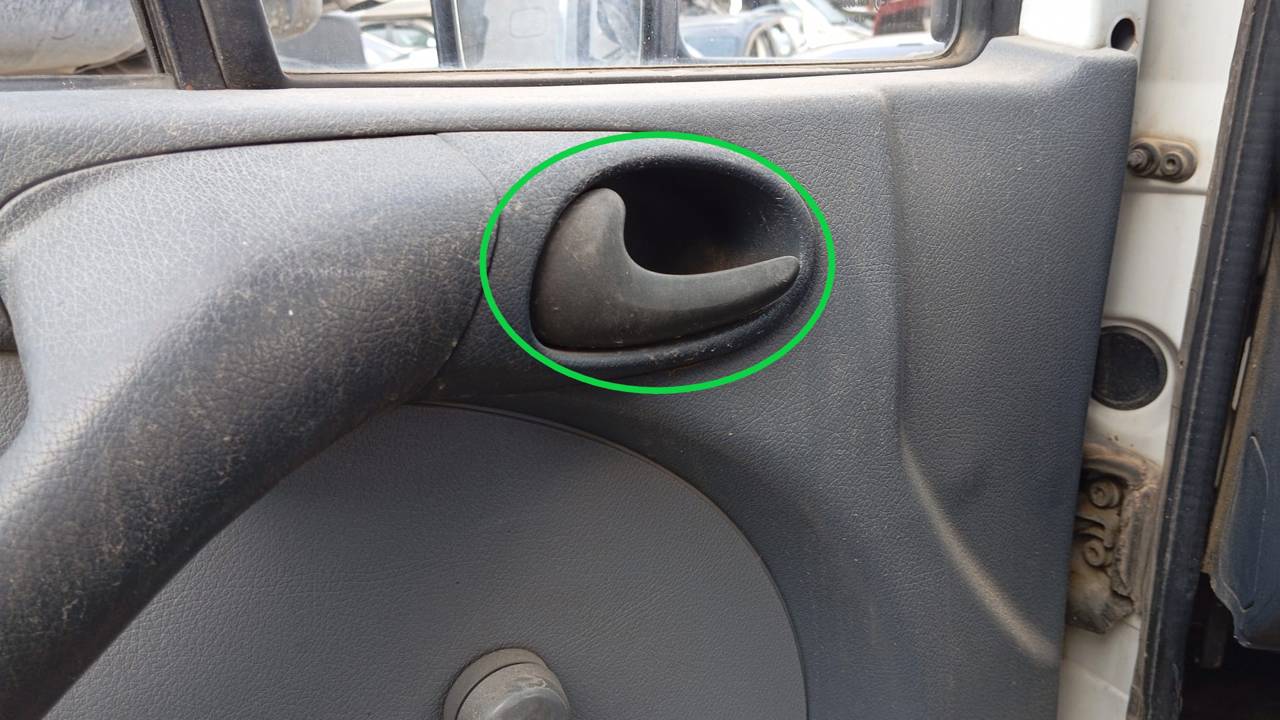 MANETA INTERIOR DELANTERA IZQUIERDA