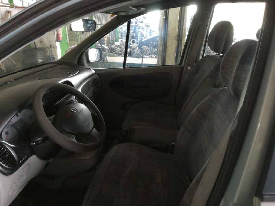 Imagen del vehículo RENAULT SCENIC RX4 (JA0)