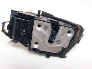 CERRADURA PUERTA TRASERA DERECHA 825005FA0A NISSAN MICRA V (K14) Autodesguaces Alicante