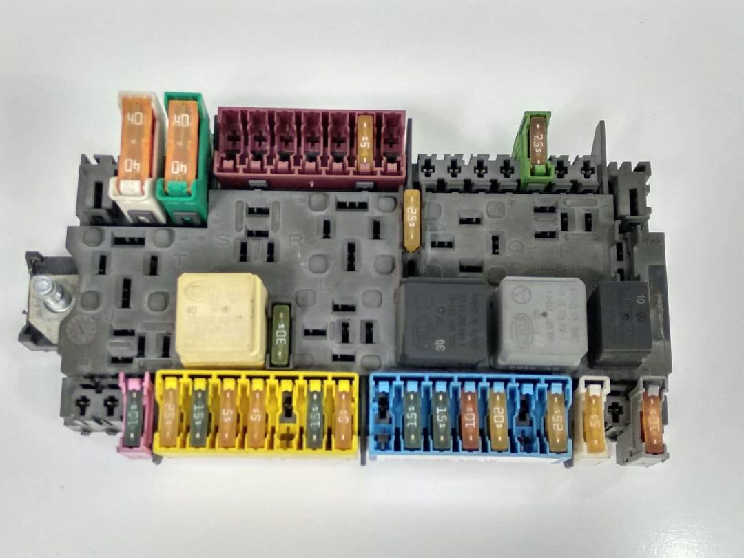 CAJA RELES / FUSIBLES - 33271312 - MERCEDES - CLASE GLA (W156)