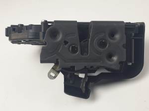 CERRADURA PUERTA DELANTERA DERECHA 30799303 VOLVO C30 Autodesguaces Alicante