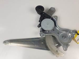 ELEVALUNAS TRASERO IZQUIERDO 8571035180 TOYOTA RAV 4 (A4) Autodesguaces Alicante