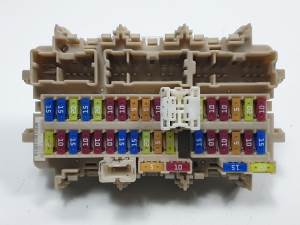 CAJA RELES / FUSIBLES C55586D23 NISSAN QASHQAI (J11) Autodesguaces Alicante