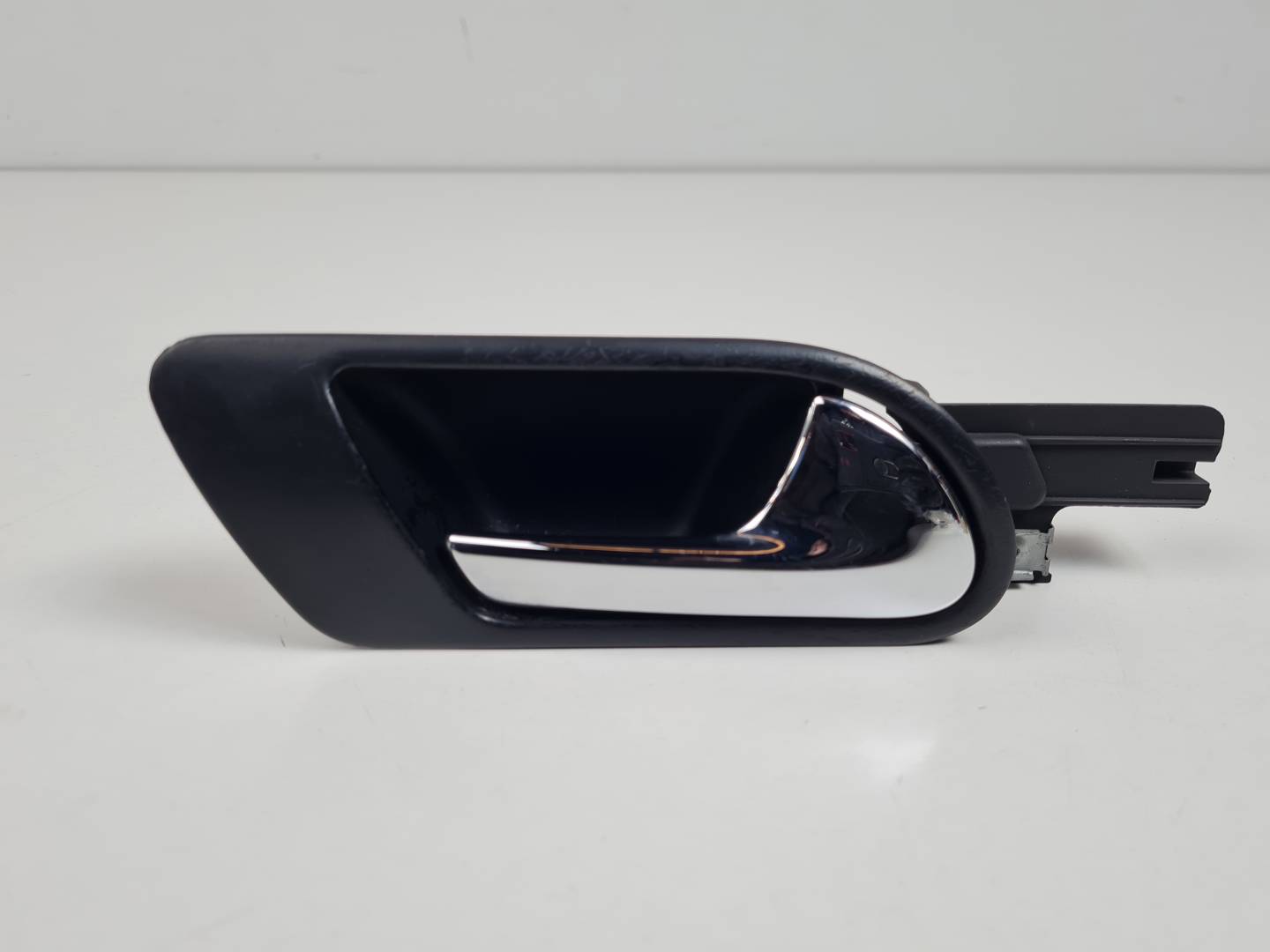 Poignée intérieure avant droite - 1K5837114 - VOLKSWAGEN - JETTA (1K2)