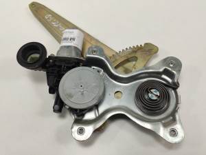 ELEVALUNAS TRASERO DERECHO 8571058010 LEXUS RX 300(MCU35) Autodesguaces Alicante