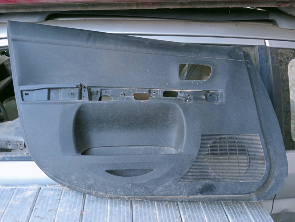 GUARNECIDO PUERTA DELANTERA IZQUIERDA