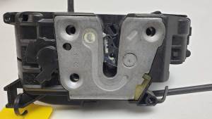 CERRADURA PUERTA TRASERA DERECHA 825020001R RENAULT MEGANE III BERLINA 5P Autodesguaces Alicante