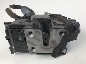 CERRADURA PUERTA TRASERA DERECHA 825027950R SMART FORFOUR (W453) Autodesguaces Alicante