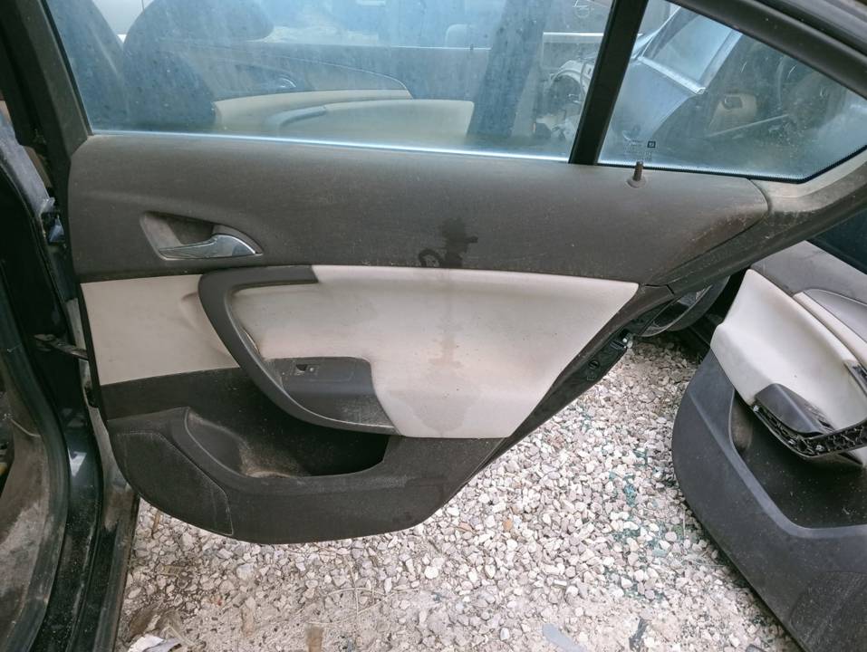 GUARNECIDO PUERTA TRASERA DERECHA