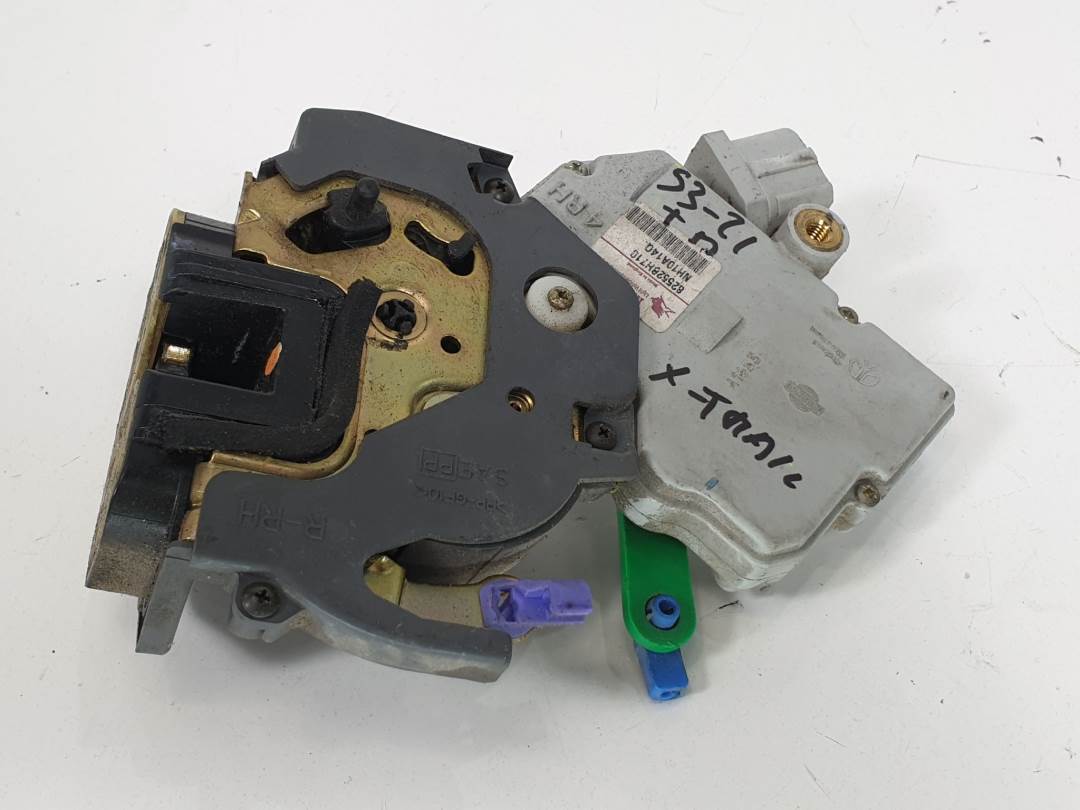 CERRADURA PUERTA TRASERA DERECHA - 825528H710 - NISSAN - X-TRAIL (T30)