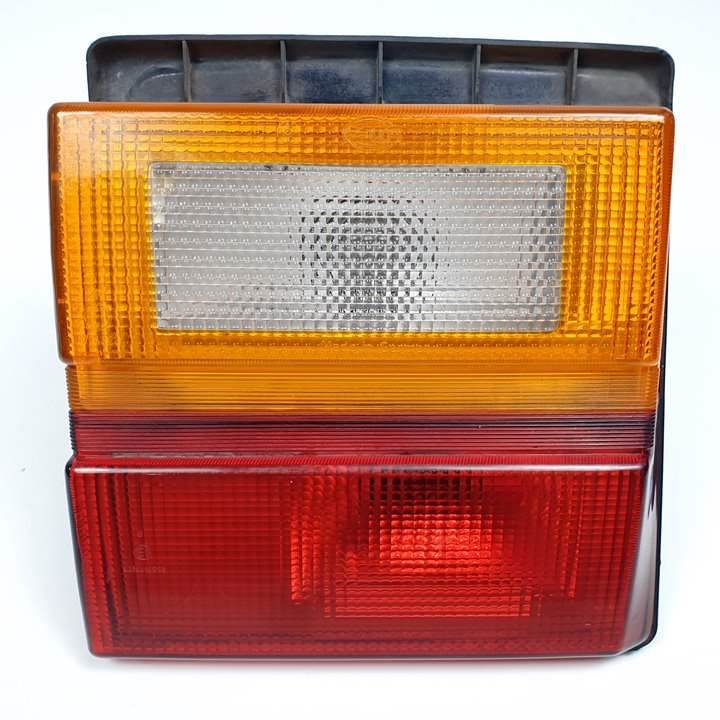 PILOTO TRASERO IZQUIERDO INTERIOR - 443945225 - AUDI - 100 BERLINA (443)