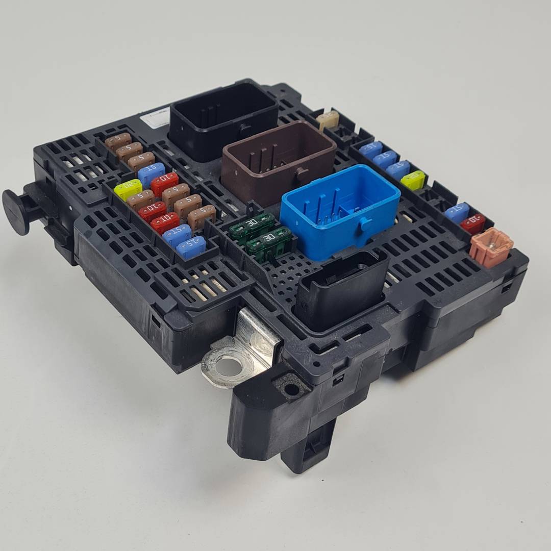 CAJA RELES / FUSIBLES - 9813136780 - OPEL - GRANDLAND X