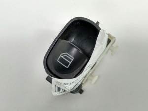 MANDO ELEVALUNAS DELANTERO DERECHO A2038200210 MERCEDES CLASE C (W203) FAMILIAR Autodesguaces Alicante