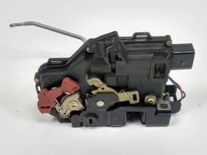 CERRADURA PUERTA TRASERA IZQUIERDA 4B0839015D AUDI A4 BERLINA (8E) Autodesguaces Alicante
