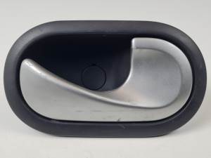 MANETA INTERIOR DELANTERA DERECHA 8248310580 RENAULT CLIO III Autodesguaces Alicante