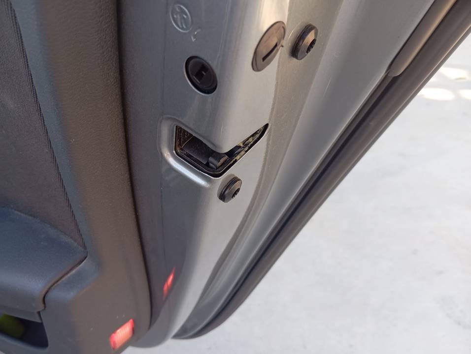 CERRADURA PUERTA TRASERA DERECHA