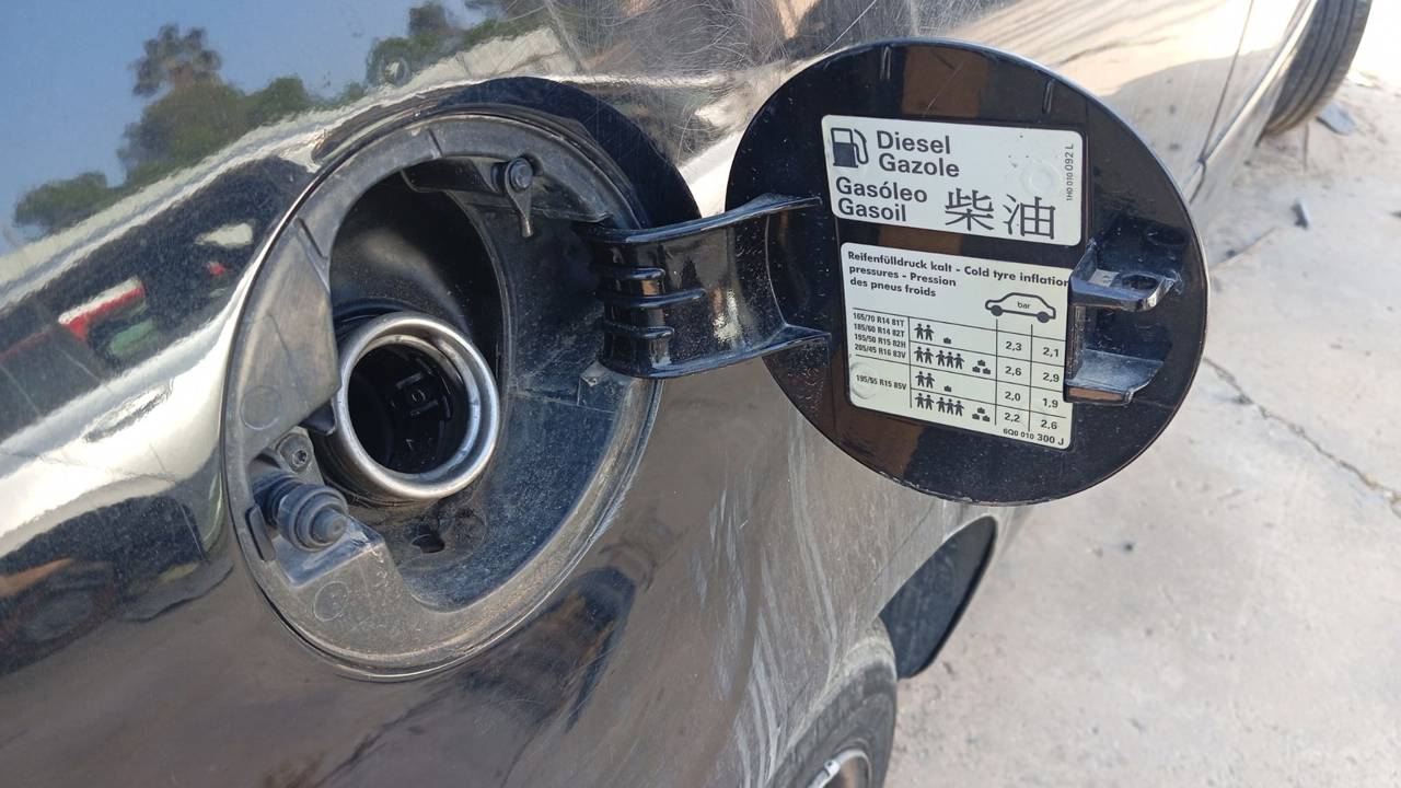 TAPA EXTERIOR COMBUSTIBLE