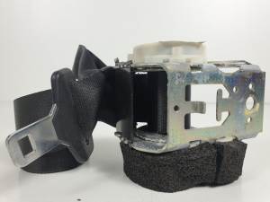 CINTURON SEGURIDAD TRASERO DERECHO 6N41L611B68AF FORD FOCUS CABRIO (CA5) Autodesguaces Alicante