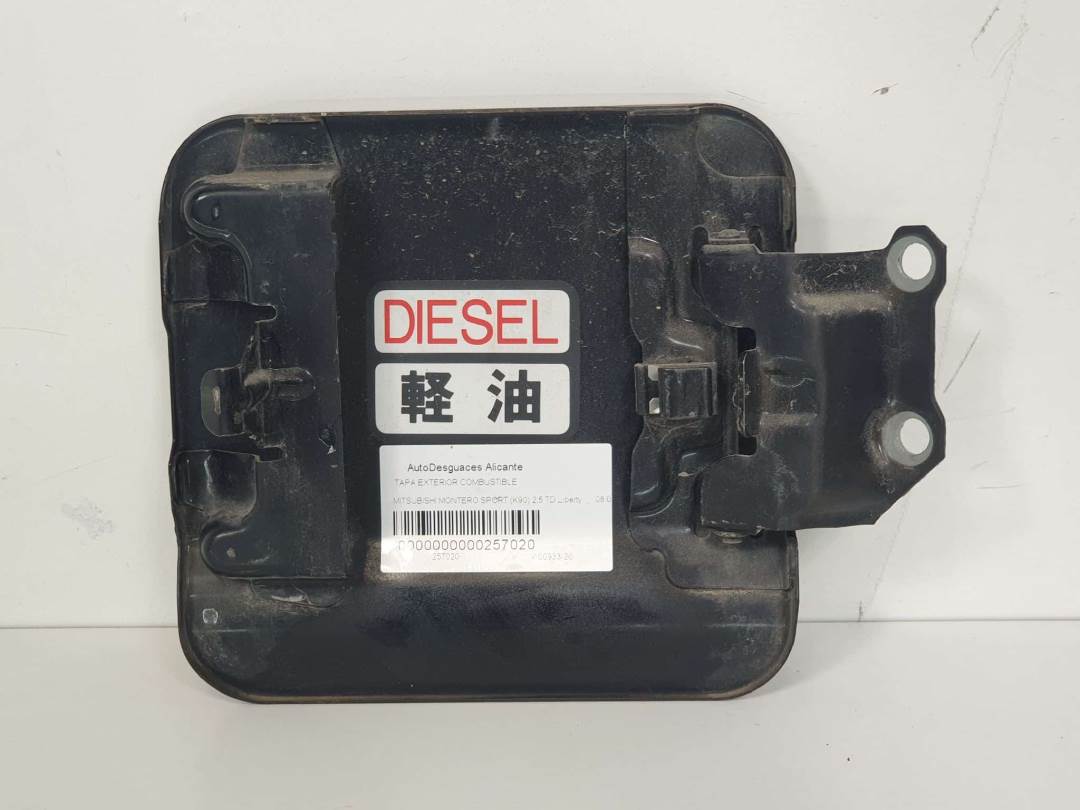 TAPA EXTERIOR COMBUSTIBLE - MITSUBISHI - MONTERO SPORT (K90)