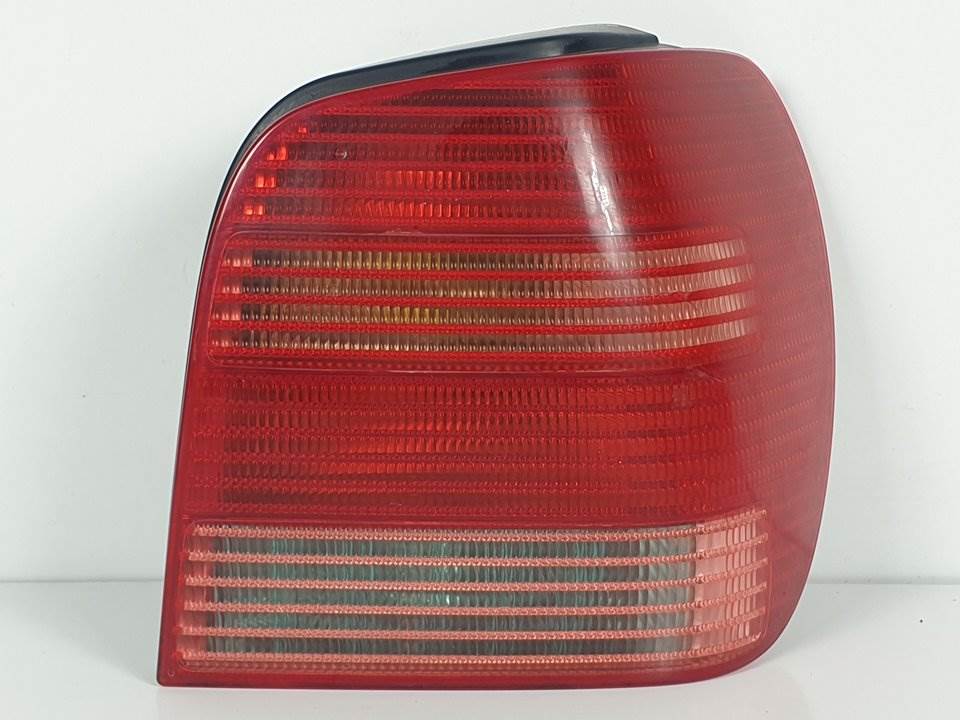 Feu arrière droit - 6N0945257B - VOLKSWAGEN - POLO BERLINA (6N2)