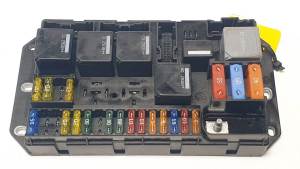 CAJA RELES / FUSIBLES 518879002 LAND ROVER RANGE ROVER (L322) Autodesguaces Alicante
