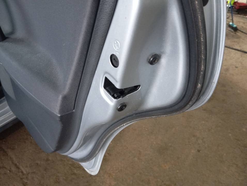 CERRADURA PUERTA TRASERA DERECHA