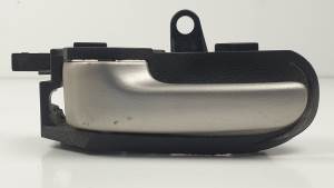 MANETA INTERIOR TRASERA IZQUIERDA TOYOTA YARIS (NCP1/NLP1/SCP1) Autodesguaces Alicante