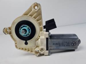 MOTOR ELEVALUNAS DELANTERO DERECHO A1698204442 MERCEDES CLASE A (W169) Autodesguaces Alicante