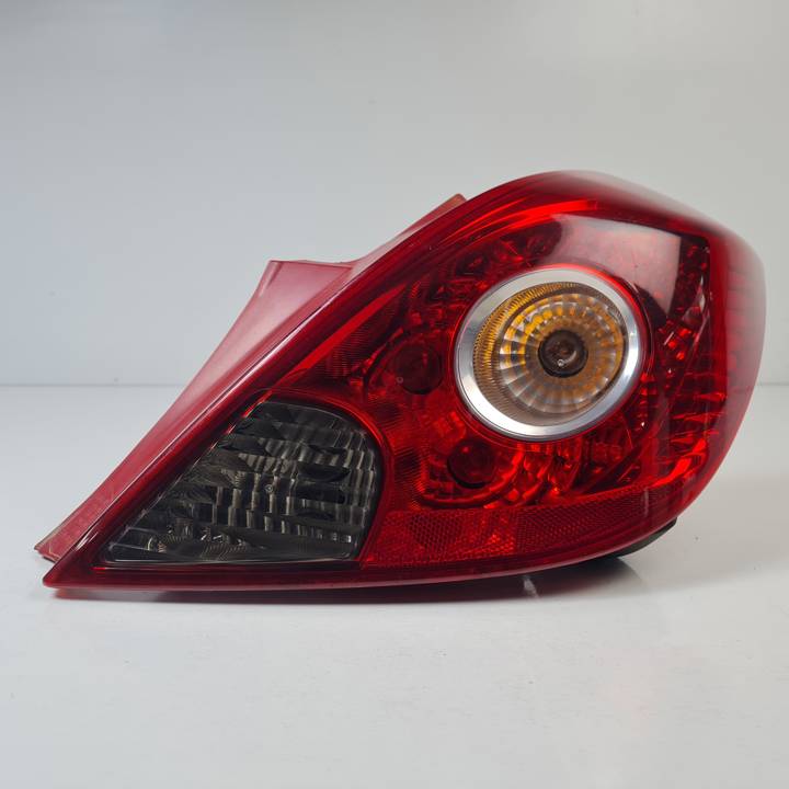 PILOTO TRASERO DERECHO 13186351 OPEL CORSA D Autodesguaces Alicante