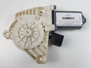 MOTOR ELEVALUNAS TRASERO DERECHO A1698202042 MERCEDES CLASE A (W169) Autodesguaces Alicante