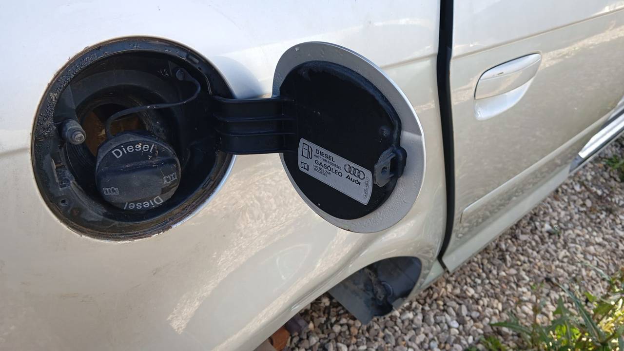 TAPA EXTERIOR COMBUSTIBLE