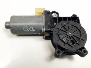 MOTOR ELEVALUNAS DELANTERO DERECHO 83620640 BMW SERIE 3 BERLINA (E46) Autodesguaces Alicante