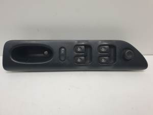 MANDO ELEVALUNAS DELANTERO IZQUIERDO 7701699599 RENAULT LAGUNA (B56) Autodesguaces Alicante
