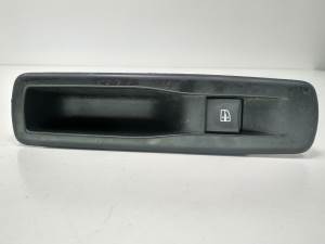 MANDO ELEVALUNAS TRASERO DERECHO 829500004R RENAULT MEGANE III SPORT TOURER Autodesguaces Alicante