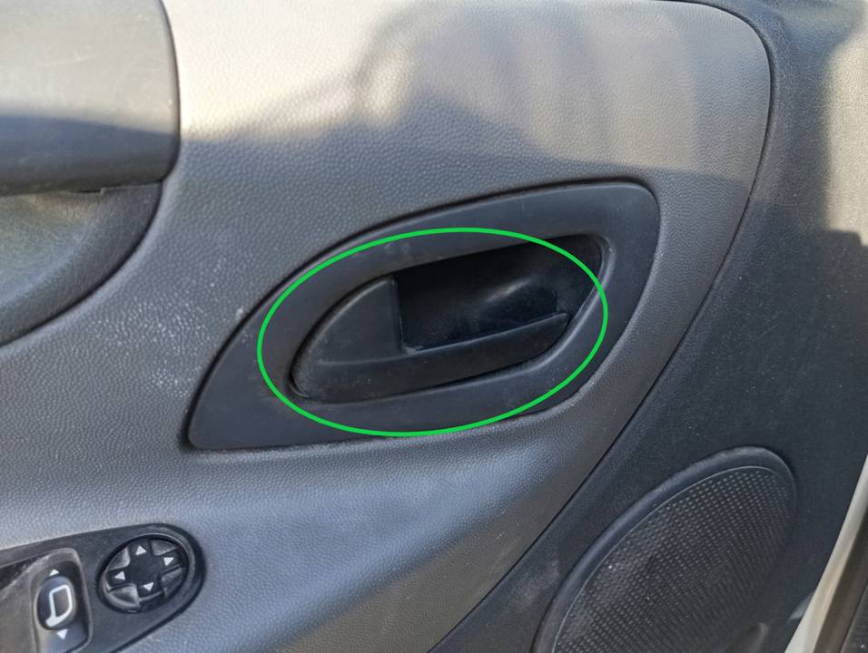 MANETA INTERIOR DELANTERA IZQUIERDA