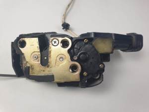 CERRADURA PUERTA DELANTERA IZQUIERDA TOYOTA COROLLA (E11) Autodesguaces Alicante