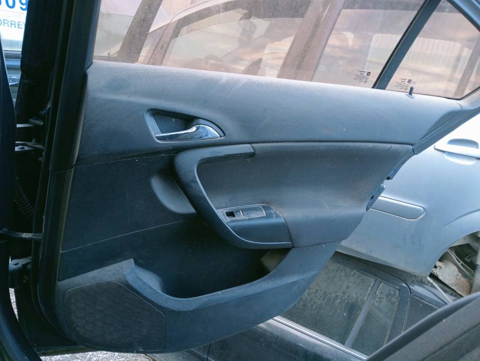 GUARNECIDO PUERTA TRASERA DERECHA