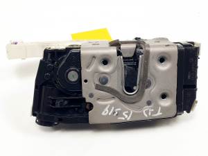 CERRADURA PUERTA TRASERA DERECHA A0997300635 MERCEDES CLASE C (W204) LIM. Autodesguaces Alicante