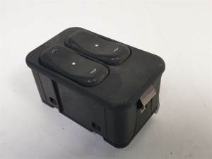 MANDO ELEVALUNAS DELANTERO IZQUIERDO 13363202 OPEL CORSA C (F68) Autodesguaces Alicante