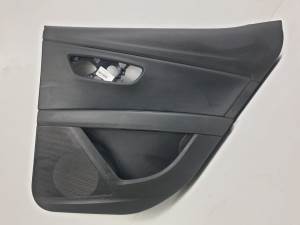 GUARNECIDO PUERTA TRASERA DERECHA 5F4867134 SEAT LEON (5F1) Autodesguaces Alicante