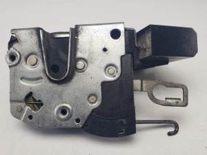 CERRADURA PUERTA DELANTERA DERECHA BMW SERIE 3 COMPACTO (E36) Autodesguaces Alicante