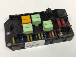 CAJA RELES / FUSIBLES YQE000350 LAND ROVER RANGE ROVER (L322) Autodesguaces Alicante