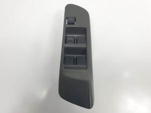 MANDO ELEVALUNAS DELANTERO IZQUIERDO NISSAN PRIMERA BERLINA (P11) Autodesguaces Alicante