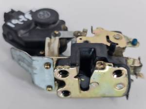 CERRADURA PUERTA TRASERA DERECHA KIA RIO (DC) Autodesguaces Alicante