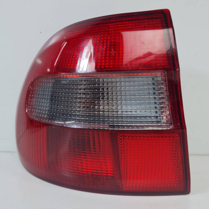 PILOTO TRASERO IZQUIERDO 30850296 VOLVO V40 FAMILIAR Autodesguaces Alicante