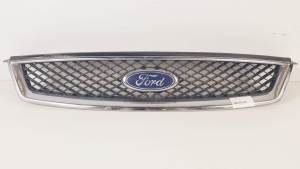 REJILLA DELANTERA 4M518138AE FORD FOCUS BERLINA (CAP) Autodesguaces Alicante