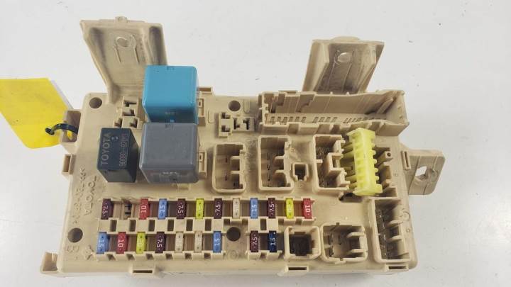 CAJA RELES / FUSIBLES 8264105030A TOYOTA AVENSIS BERLINA (T25) Autodesguaces Alicante