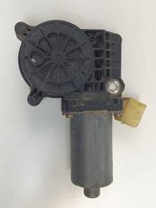 MOTOR ELEVALUNAS DELANTERO IZQUIERDO 0130821918 MERCEDES CLASE CLK (W208) CABRIO Autodesguaces Alicante