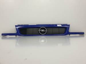 REJILLA DELANTERA 90452416 OPEL ASTRA F BERLINA Autodesguaces Alicante